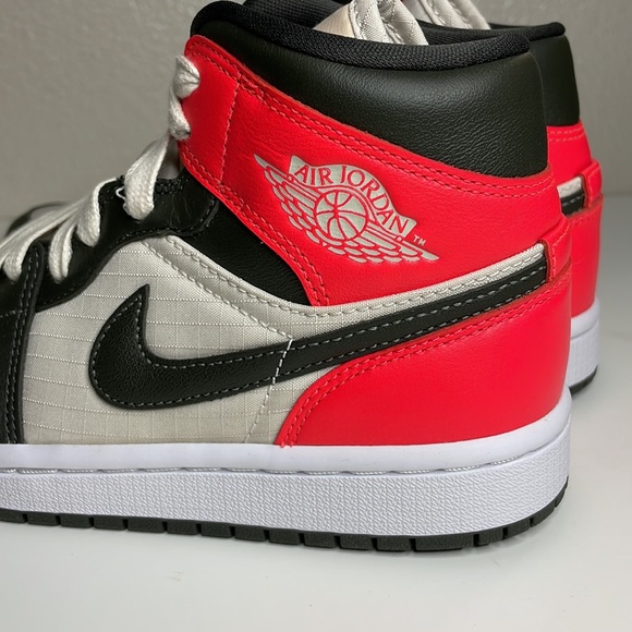 Woman’s air Jordan 1 Mid SE ‘Newsprint’ - Picture 4 of 7